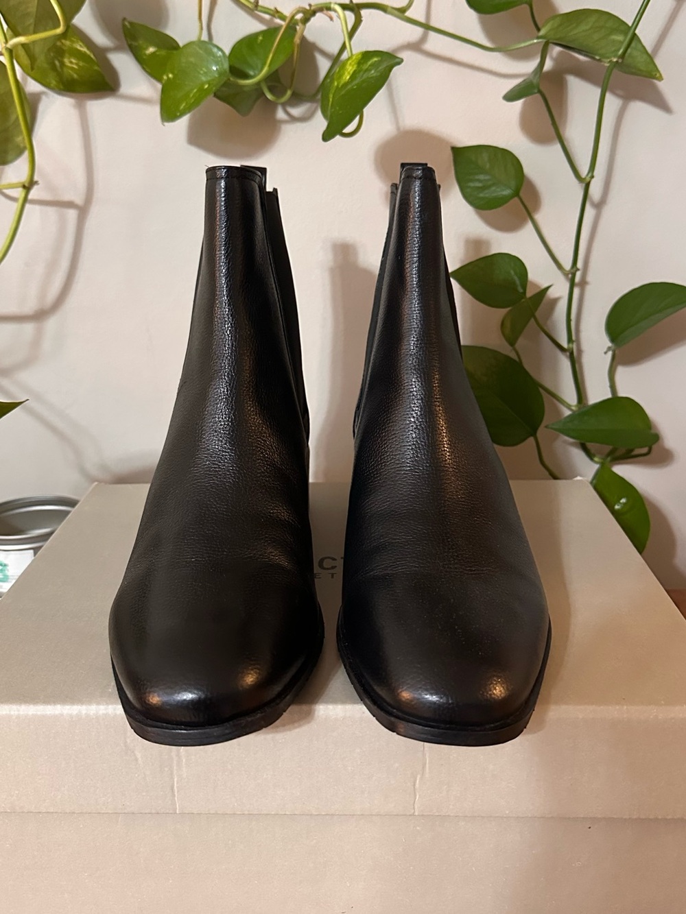 Kenneth Cole Black Leather Chelsea Ankle Boots - Picture 2 of 6